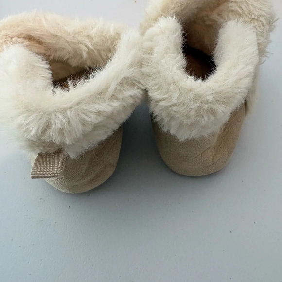 Old Navy Tan and cream suede slippers with faux fur lining Size 12-18M - Picture 4 of 5